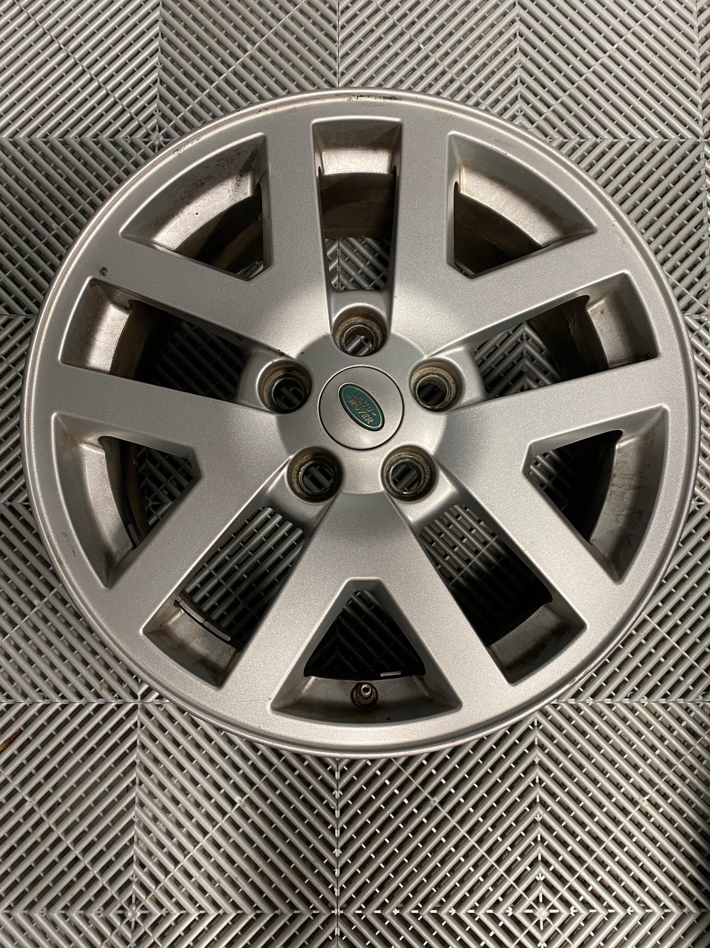 LR3 18” 10 spoke wheel - Pickup only